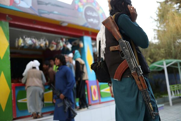طالبان با اسلحه در پارک تفریحی در کابل - اسپوتنیک ایران  