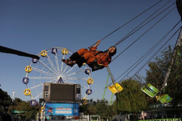 زن افغانستانی در حال بازی در پارکی در کابل - اسپوتنیک ایران  