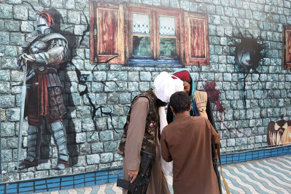 طالبان در پارک تفریحی در کابل - اسپوتنیک ایران  