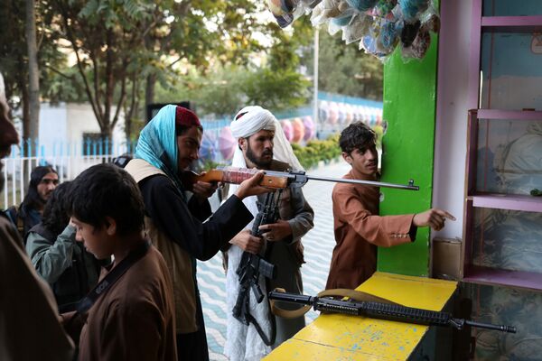 طالبان در حال بازی در پارکی در کابل - اسپوتنیک ایران  