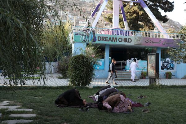 طالبان در حال خواندن نماز در پارک تفریحی در کابل - اسپوتنیک ایران  