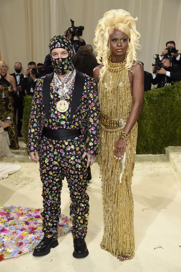 خواننده کلمبیایی جی بالوین و مدل سایمون در Met Gala 2021 خواننده کلمبیایی جی بالوین و مدل سایمون در Met Gala 2021 - اسپوتنیک ایران