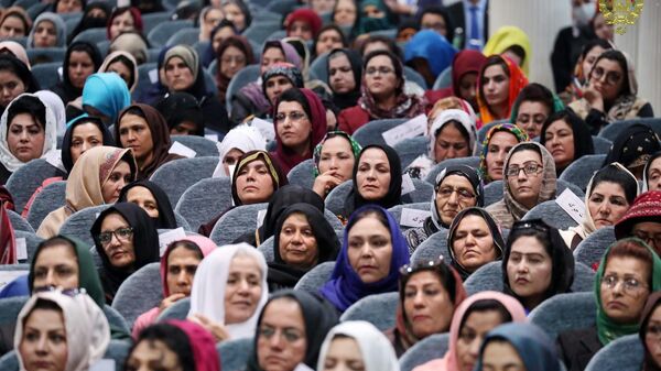 بازگشت کارکنان زن فرودگاه کابل به سرکارشان با حجاب اسلامی + عکس  - اسپوتنیک ایران  