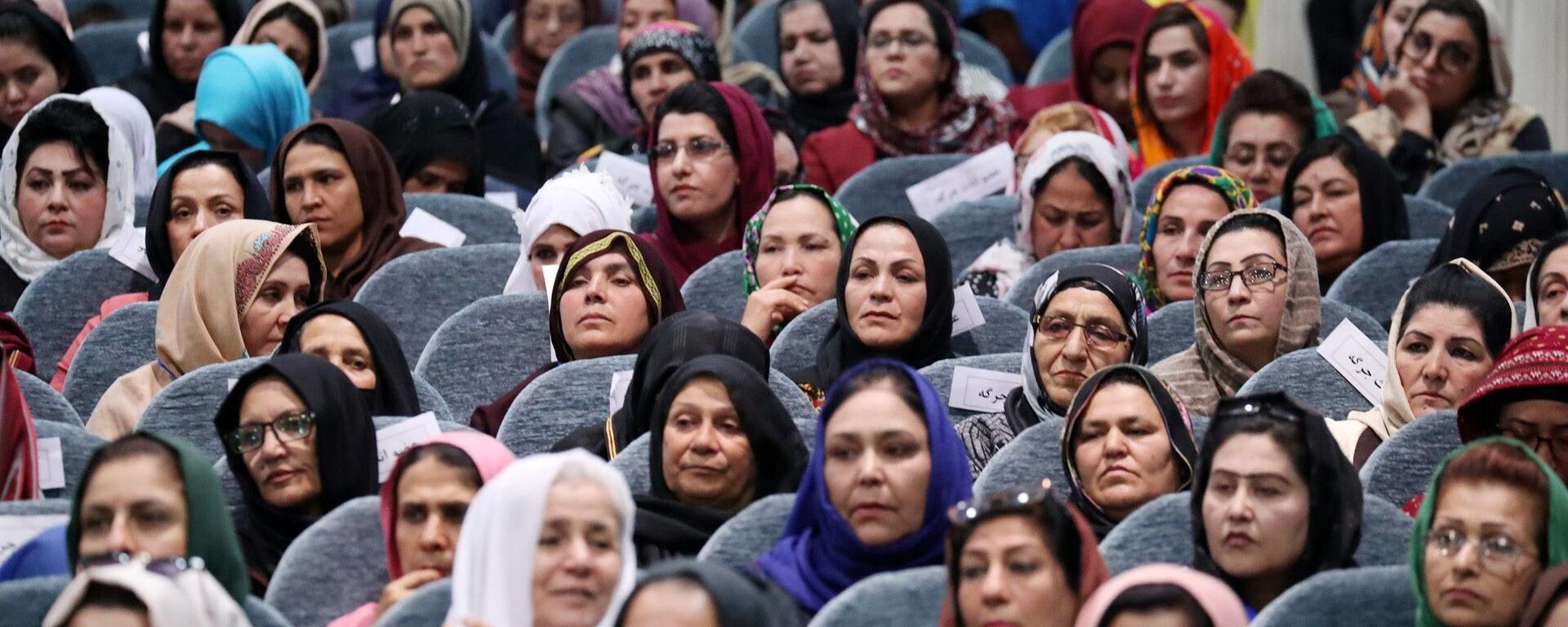 بازگشت کارکنان زن فرودگاه کابل به سرکارشان با حجاب اسلامی + عکس  - اسپوتنیک ایران  , 1920, 15.09.2021