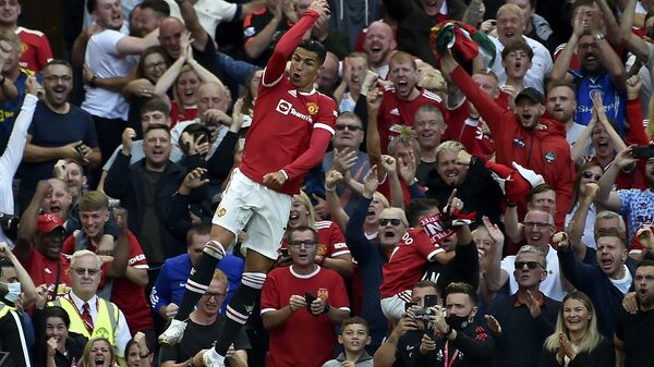 Криштиану Роналду радуется забитому голу во время футбольного матча на стадионе Олд Траффорд в Манчестере, Англия - اسپوتنیک ایران  