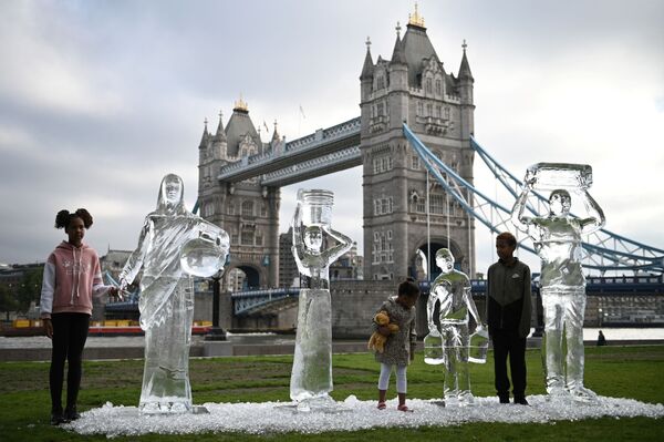 کودکان در کنار مجسمه های یخی در لندن - اسپوتنیک ایران  