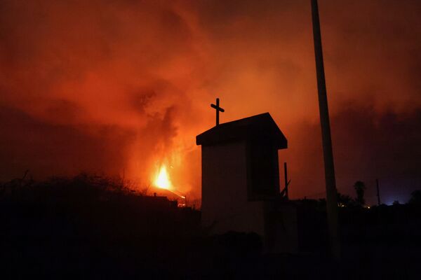 فعال شدن آتشفشان در جزیره لا پالما در اسپانیا و ترک منطقه از سوی اهالی - اسپوتنیک ایران  