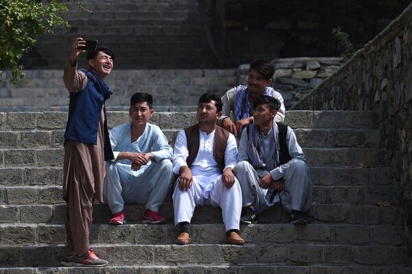 عکس گرفتن جوانان افغان در پارک کابل - اسپوتنیک ایران  