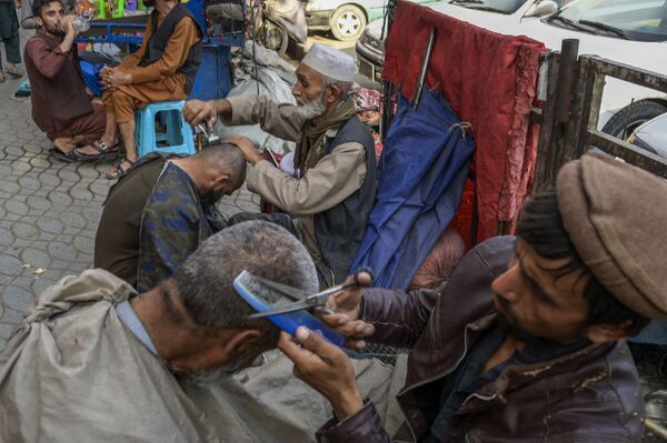 آرایشگران خیابانی در کابل - اسپوتنیک ایران  