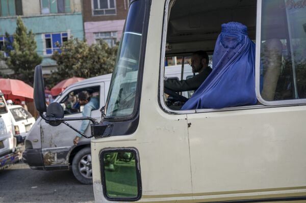 زن افغان با برقع سوار بر اتوبوس در کابل - اسپوتنیک ایران  