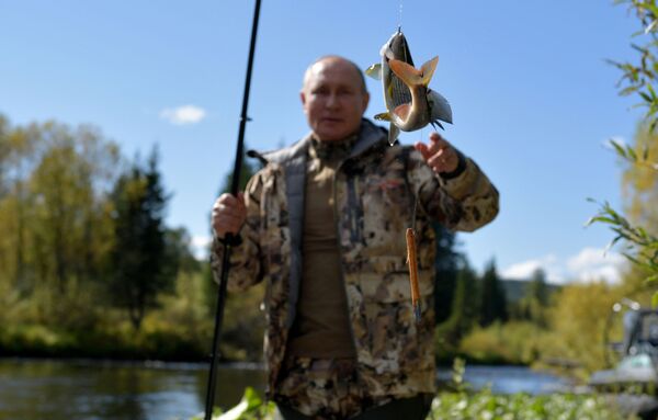 ولادیمیر پوتین رئیس جمهور روسیه در حال ماهیگیری در تایگا روسیه - اسپوتنیک ایران  