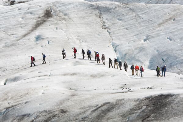 گروهی از کوه نوردان در واتنایکال ایسلند - اسپوتنیک ایران  