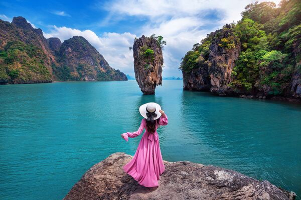 دختری روی صخره جزیره جیمس باند در تایلند - اسپوتنیک ایران  