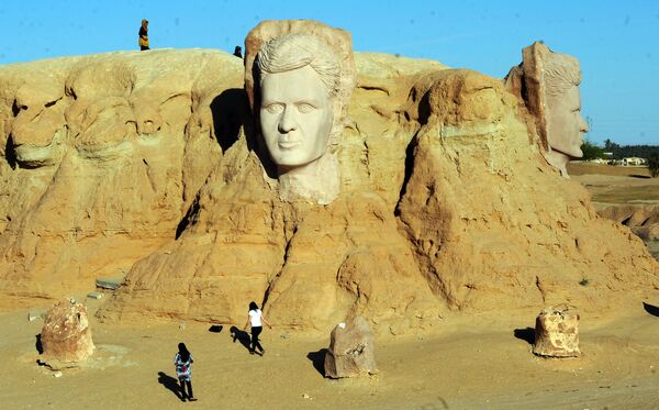 مردم در حال بازدید از مجسمه عظیم شاعر تونسی ابوقاسم  - اسپوتنیک ایران  