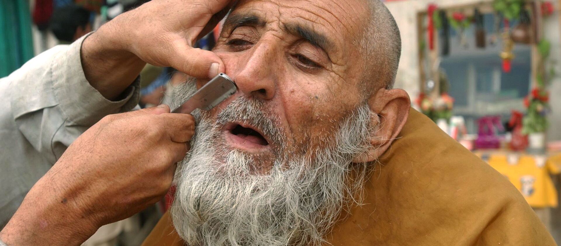 آرایشگر خیابانی در جلال آباد سال ۲۰۰۶ مشتری خود را اصلاح می کند - اسپوتنیک ایران  , 1920, 27.09.2021