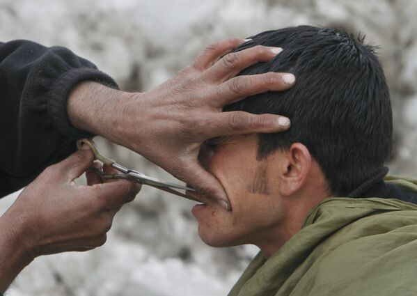 آرایشگر خیابانی که در کابل سال ۲۰۱۲ اصلاح می کند - اسپوتنیک ایران  
