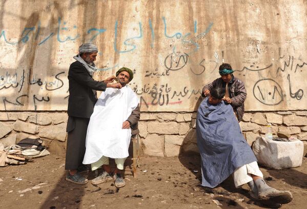 مردان افغان در حال کوتاه کردن مو در هرات در سال ۲۰۱۲ - اسپوتنیک ایران  