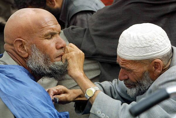 آرایشگر خیابانی که در کابل سال ۲۰۰۲ اصلاح می کند - اسپوتنیک ایران  