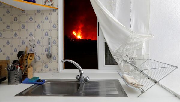 آتشفشان از پنجره آشپزخانه ای در جزیره لاپالما - اسپوتنیک ایران  