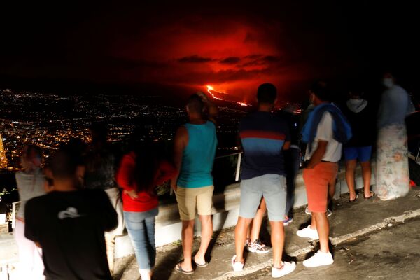 مردم در حال تماشای آتشفشان در جزیره لاپالما - اسپوتنیک ایران  
