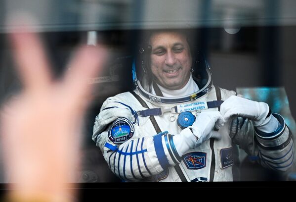 فضانورد آنتون اشکاپلروف قبل از پرتاب سفینه از بایکنور - اسپوتنیک ایران  
