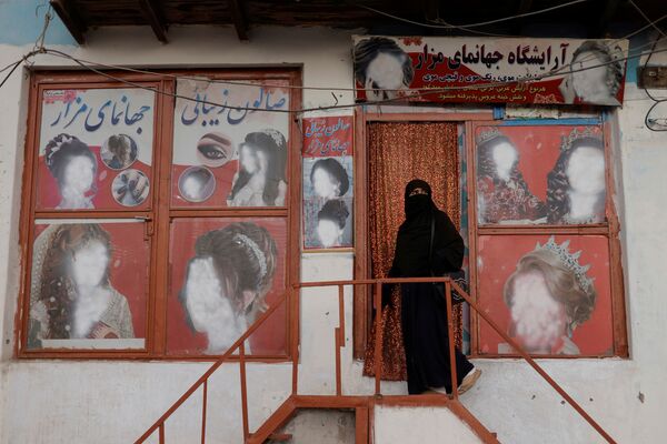 زن افغانی با نقاب در کنار سالن آرایش در کابل - اسپوتنیک ایران  