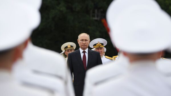پوتین در میان افرا نیروی دریایی روسیه - اسپوتنیک ایران  