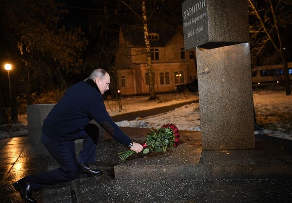 ولادیمیر پوتین در یادبود دانشمند بزرگ روسیه در فیزیک - اسپوتنیک ایران  