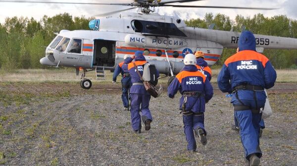 Сотрудники спасательной службы МЧС РФ направляются к месту крушения вертолета Ми-8 на Камчатке - اسپوتنیک ایران  