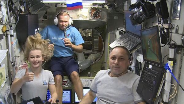 هنرپیشه یولیا پِرِسیلد و کارگردان کلیم شیپنکو در حال فیلمبرداری فیلم « چالش» در ایستگاه بین المللی فضایی - اسپوتنیک ایران  