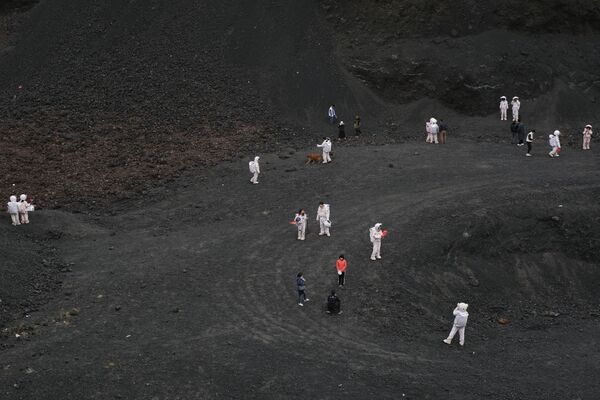 بازدیدکنندگان آتشفشان شماره 6 از گروه آتشفشان های Ulan Had در چین.  - اسپوتنیک ایران  