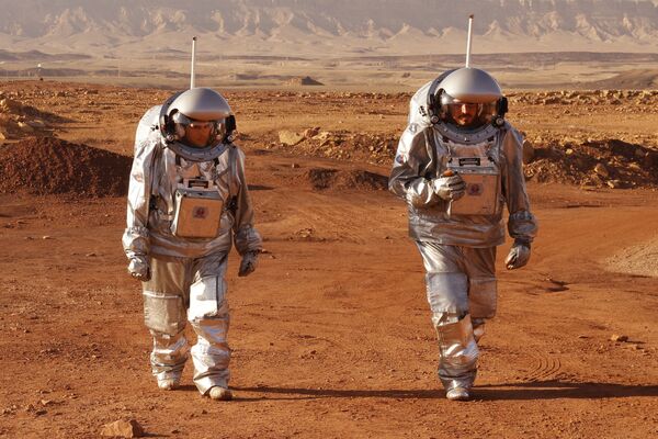 فضانوردان در مأموریت آموزشی به سیاره مریخ در دهانه رامون در صحرای نگو اسرائیل  - اسپوتنیک ایران  