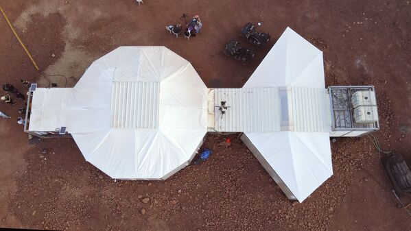 نمایی از مأموریت آموزشی به سیاره مریخ در دهانه رامون در صحرای نگوی اسرائیل  - اسپوتنیک ایران  