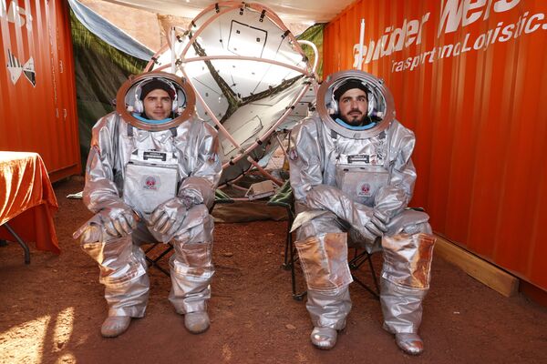 فضانوردان در مأموریت آموزشی به سیاره مریخ در دهانه رامون در صحرای نگو اسرائیل  - اسپوتنیک ایران  