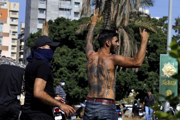 امروز تظاهرات کنندگان پس از فراخوانی که از طریق شبکه‌های ارتباط اجتماعی صورت گرفت به سمت وزارت دادگستری بیروت حرکت کردند، اما پیش از رسیدن به محل تجمع خود، با حملات تک تیراندازان ناشناس غافلگیر شدند. - اسپوتنیک ایران  