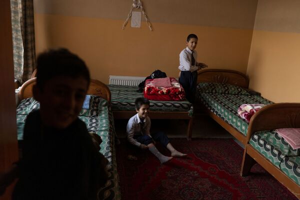 یکی از مربیان در خانه کودکان بی سرپرست در کابل - اسپوتنیک ایران  