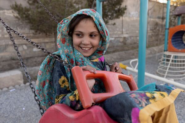 سمیرا کودک بی سرپرست در حیاط خانه کودکان بی سرپرست - اسپوتنیک ایران  