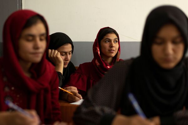 کودکان بی سرپرست در کابل در حال اموزش - اسپوتنیک ایران  