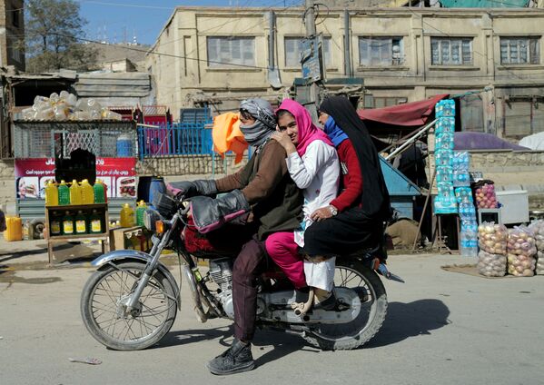 خانواده ای سوار بر موتور در کابل  - اسپوتنیک ایران  