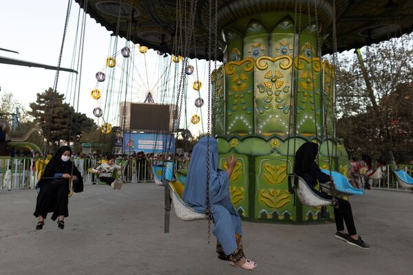 دختران مشغول بازی در پارکی در کابل - اسپوتنیک ایران  