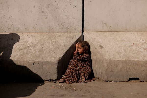 دختری در بین دیوار بتنی در کابل  - اسپوتنیک ایران  