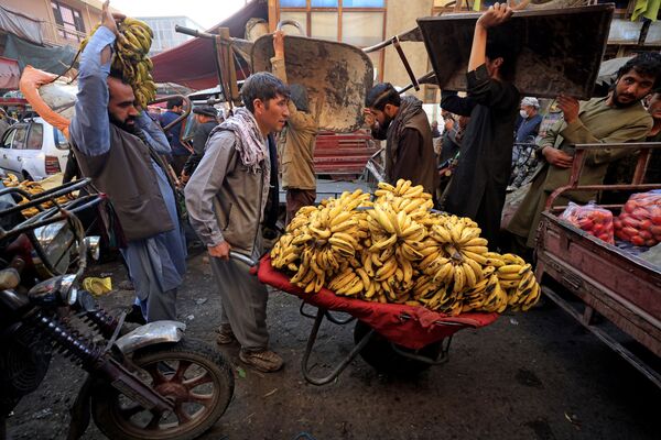 مردی مشغول فروش موز در بازار کابل - اسپوتنیک ایران  