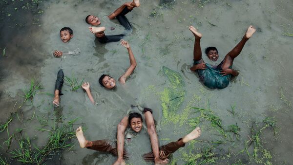 برندگان مسابقه «عکاسی آب و هوا 2021»انجمن هواشناسی سلطنتی
عکاس، محمد امداد حسین از بنگلادش، شادی کودکانه - اسپوتنیک ایران  
