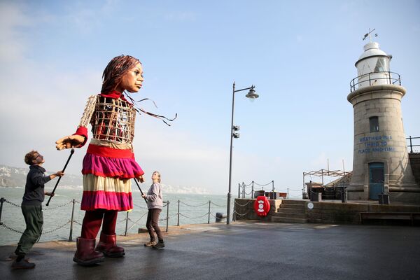 رویدادهای هفته به روایت تصویر عروسک دختری از سوریه در بریتانیا.  - اسپوتنیک ایران  