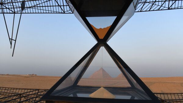 Инсталляция украинского художника Alexander Ponomarev на выставке Forever Is Now у пирамид Гизы в Египте - اسپوتنیک ایران  