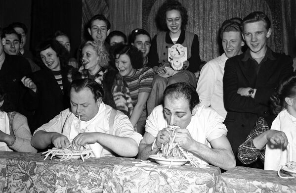 شرکت کنندگان مسابقه خوردن ماکارونی در برلین سال ۱۹۵۲ - اسپوتنیک ایران  