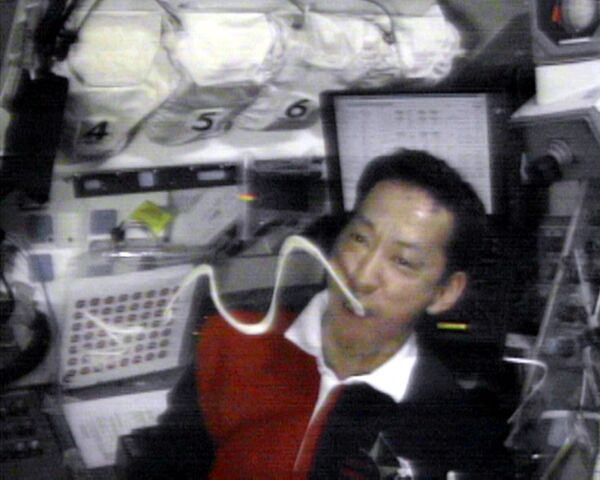 فضانورد ژاپنی در حال خوردن پاستا در سفینه فضایی سال ۲۰۰۰ - اسپوتنیک ایران  