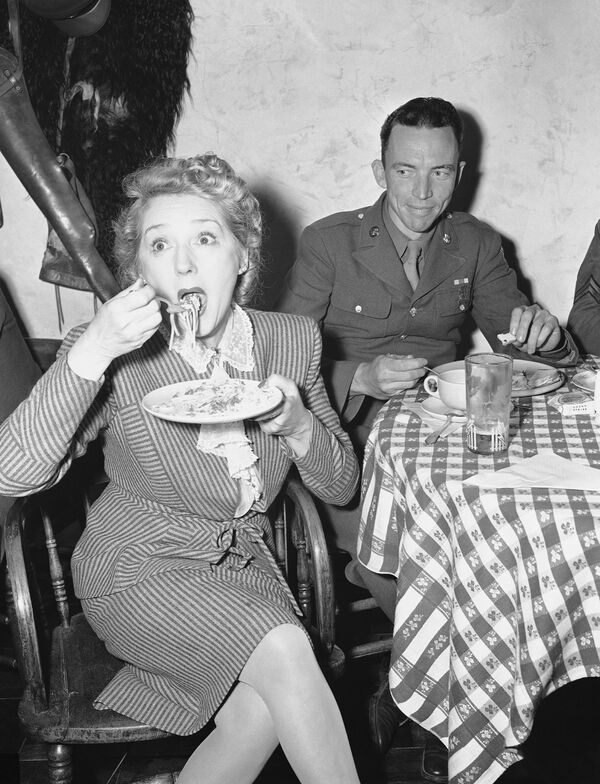 مری پیکفورد در حال خوردن پاستا در سال ۱۹۴۴ - اسپوتنیک ایران  