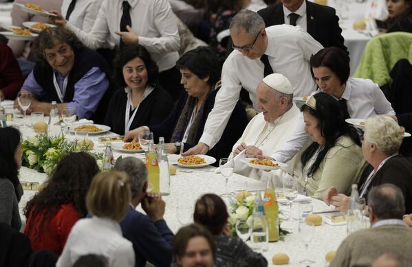 پاپ رم در حال خوردن ناهار در واتیکان سال ۲۰۱۷ - اسپوتنیک ایران  