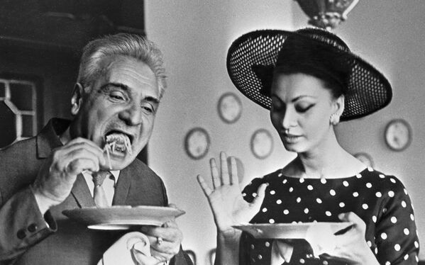 سوفیا لورن هنرپیشه مشهور ایتالیایی در خال خوردن پاستا سال ۱۹۶۵ - اسپوتنیک ایران  